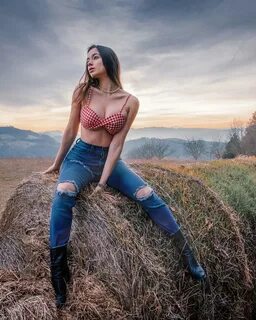 7 Secrets Behind Eleonora Bertoli's OnlyFans Success