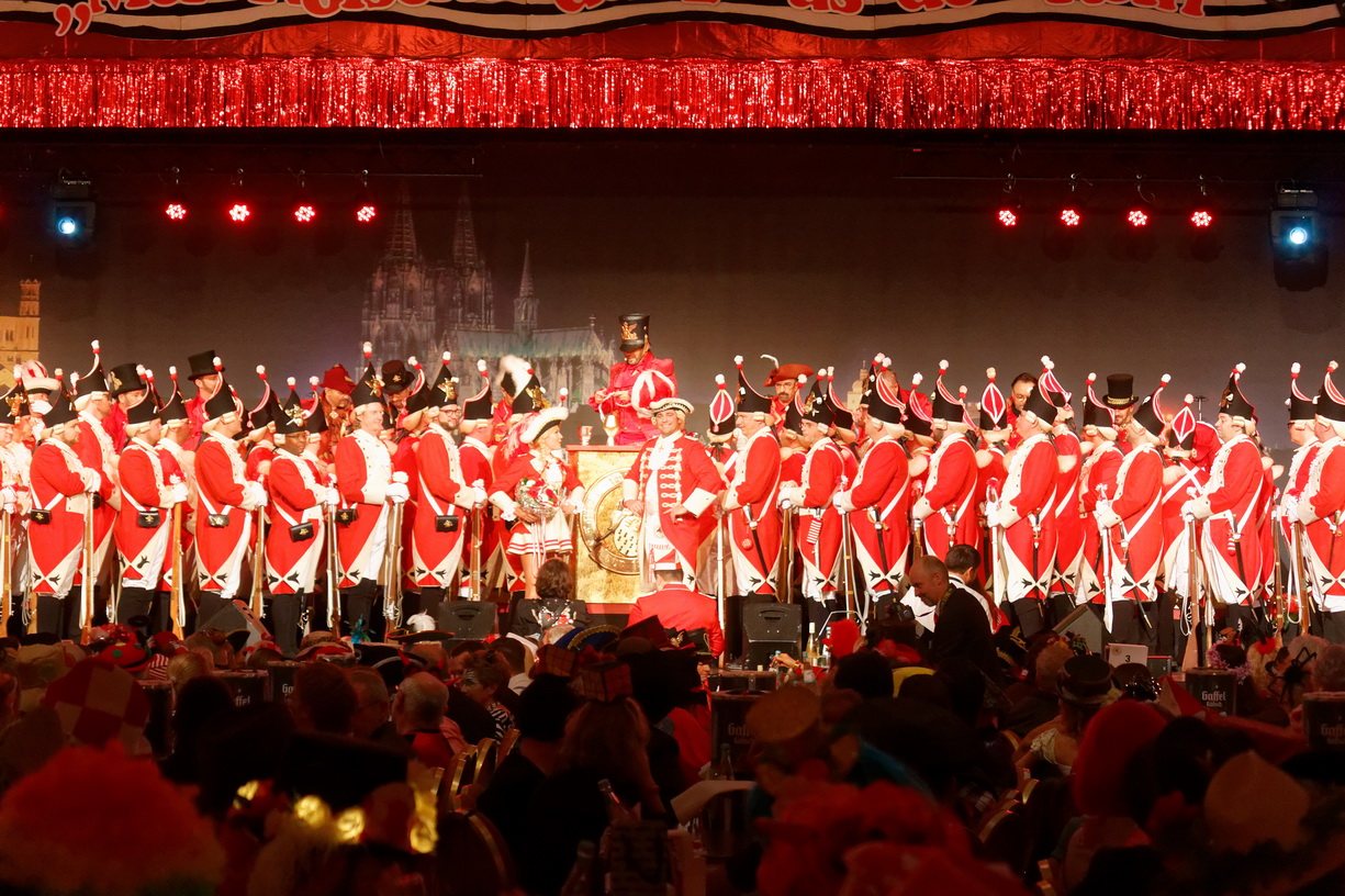 Rote Bull Münchner Starten Mit 2:1-Sieg, Defensive Umstellen